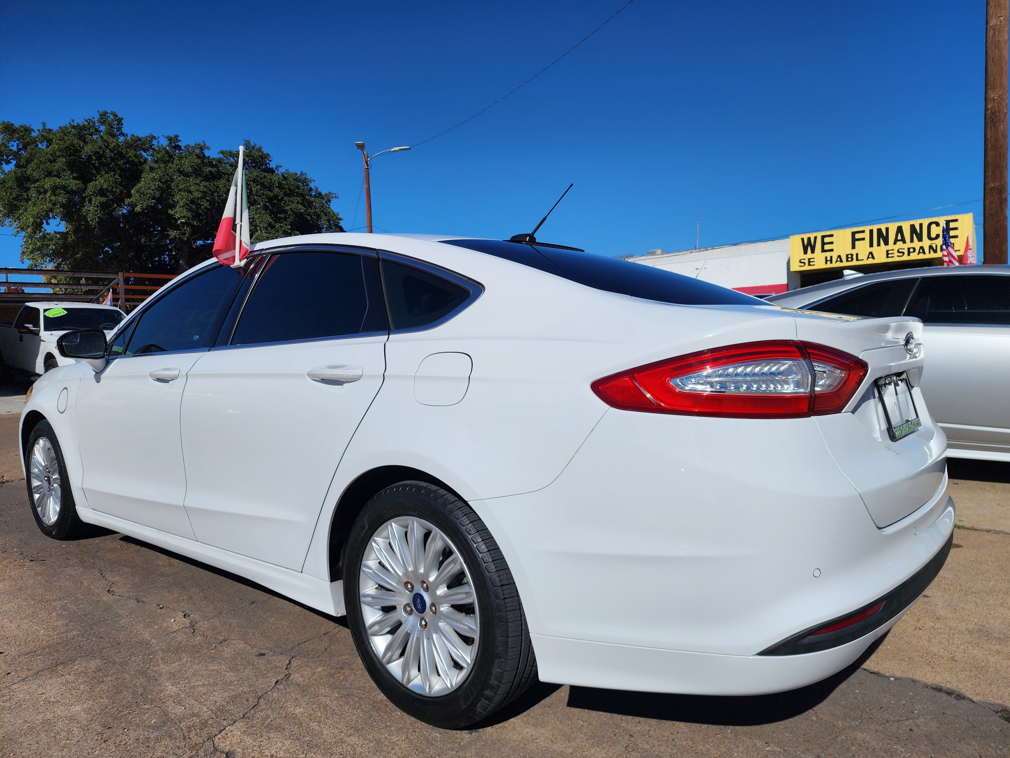 2015 WHITE Ford Fusion Hybrid S (3FA6P0UU3FR) with an 2.0L L4 DOHC 16V HYBRID engine, CVT transmission, located at 2660 S.Garland Avenue, Garland, TX, 75041, (469) 298-3118, 32.885551, -96.655602 - Welcome to DallasAutos4Less, one of the Premier BUY HERE PAY HERE Dealers in the North Dallas Area. We specialize in financing to people with NO CREDIT or BAD CREDIT. We need proof of income, proof of residence, and a ID. Come buy your new car from us today!! This is a 2015 FORD FUSION HYBRID S L - Photo #5